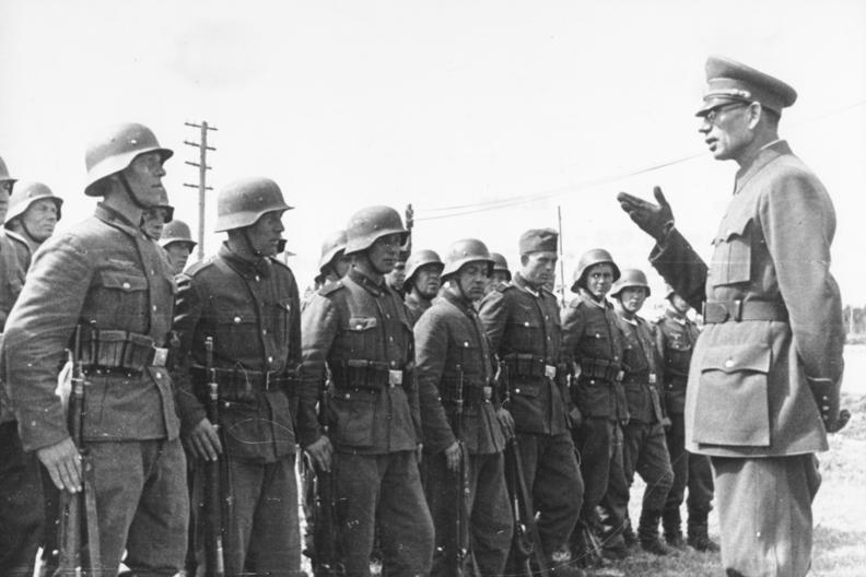 ADN-ZB II.Weltkrieg 1939-1945 Der russische General Wlassow spricht nach beendeter Felddienstübung zu sowjetischen Kollaborateuren in der Uniform der Naziwehrmacht.