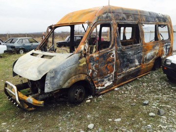 Den nerbrända minibussen. Foto från Aleksandrina Jelaginas Facebooksida.